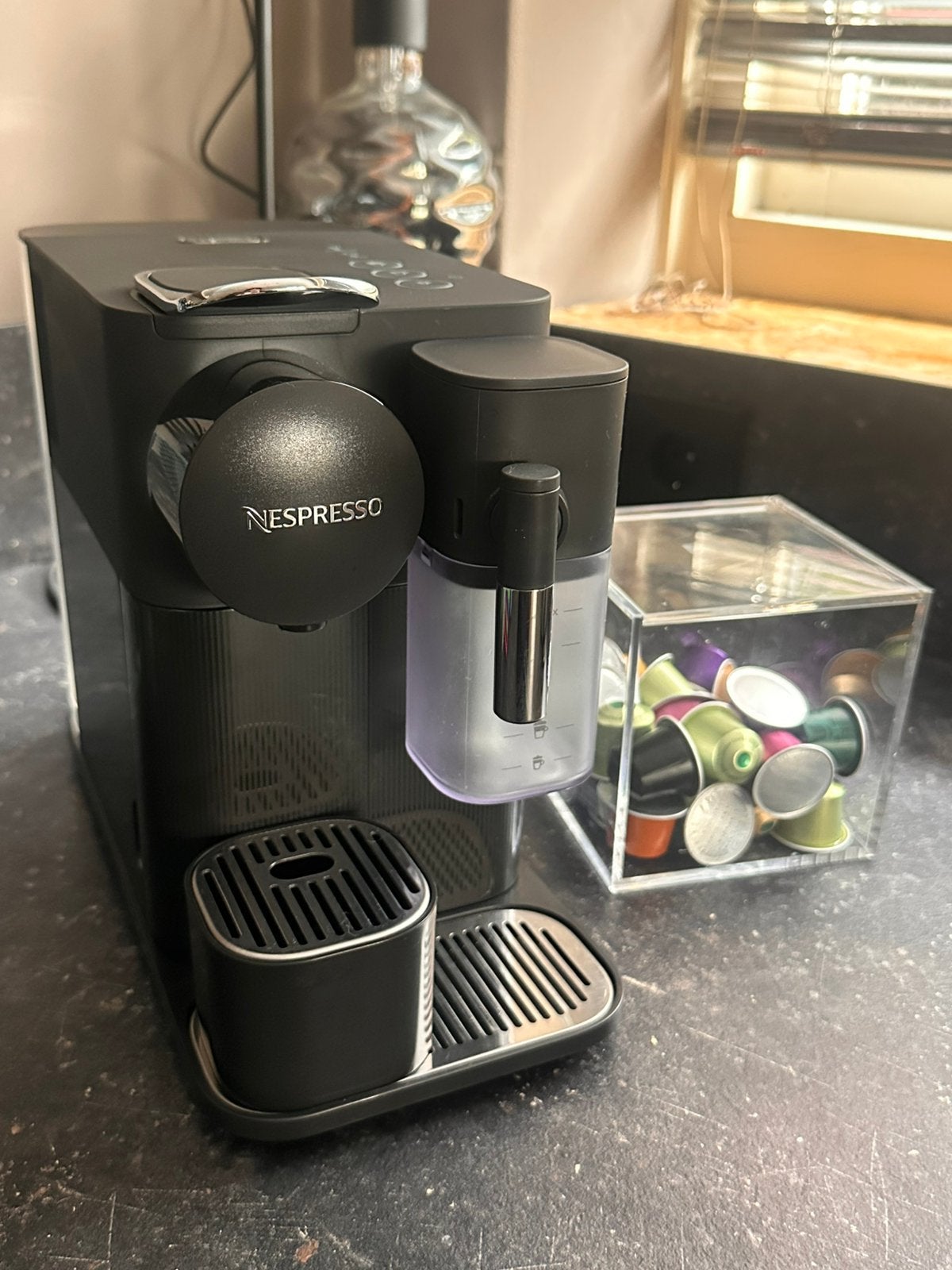Nespresso DeLonghi Lattissima one EN510.B met melkopschuimer, Koffiepads en cups, Koffiemachine, Ophalen of Verzenden, Zo goed als nieuw