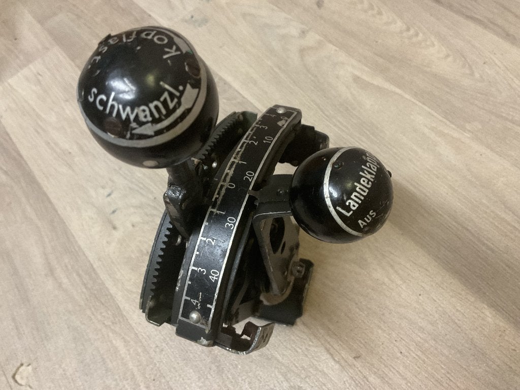 Wo2 Duits vliegtuig landing gear levers, Ophalen of Verzenden, Zo goed als nieuw, Overige typen