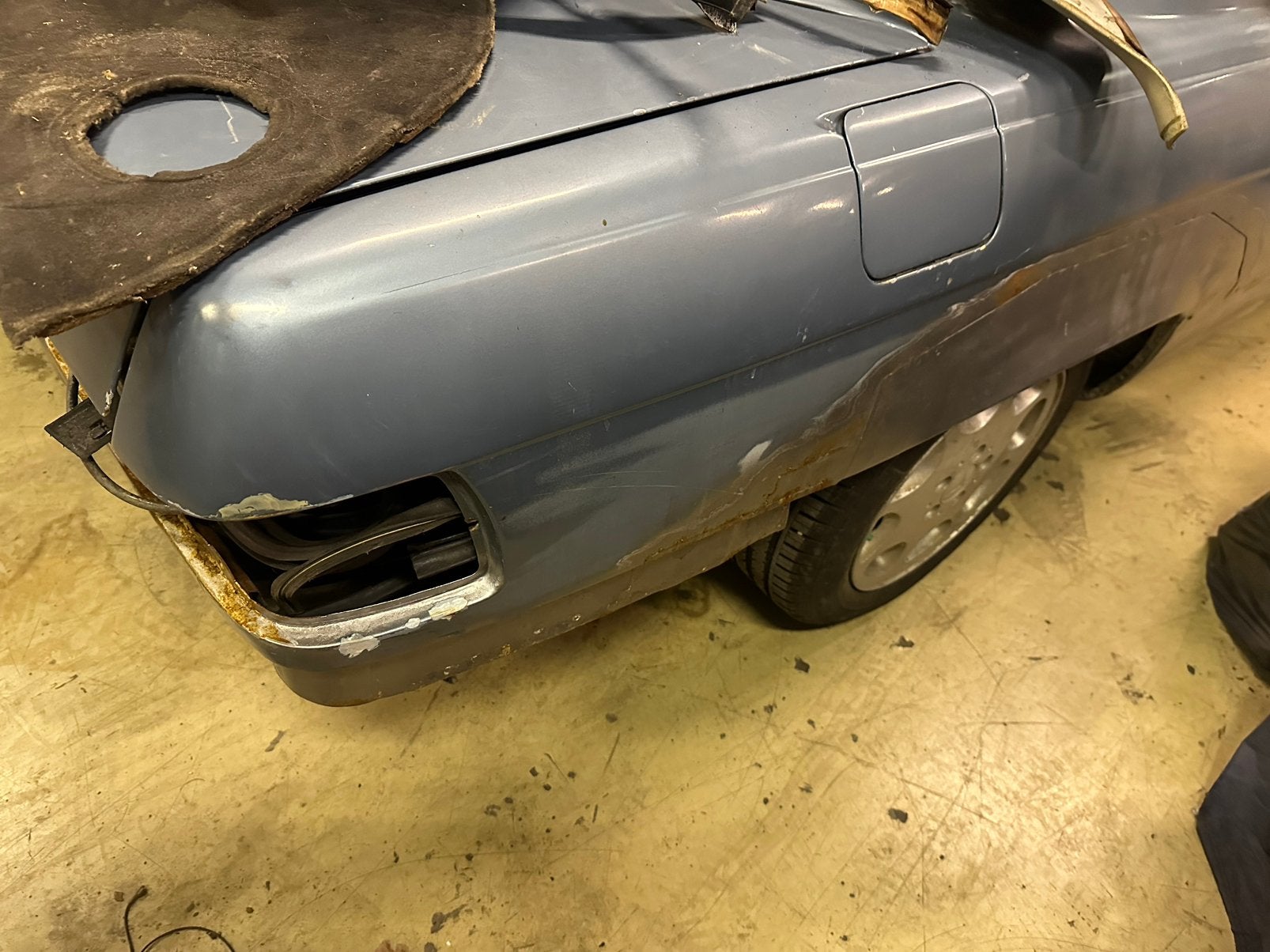 Plaatwerk met kenteken Mercedes 280 slc, Ophalen, Motorkap