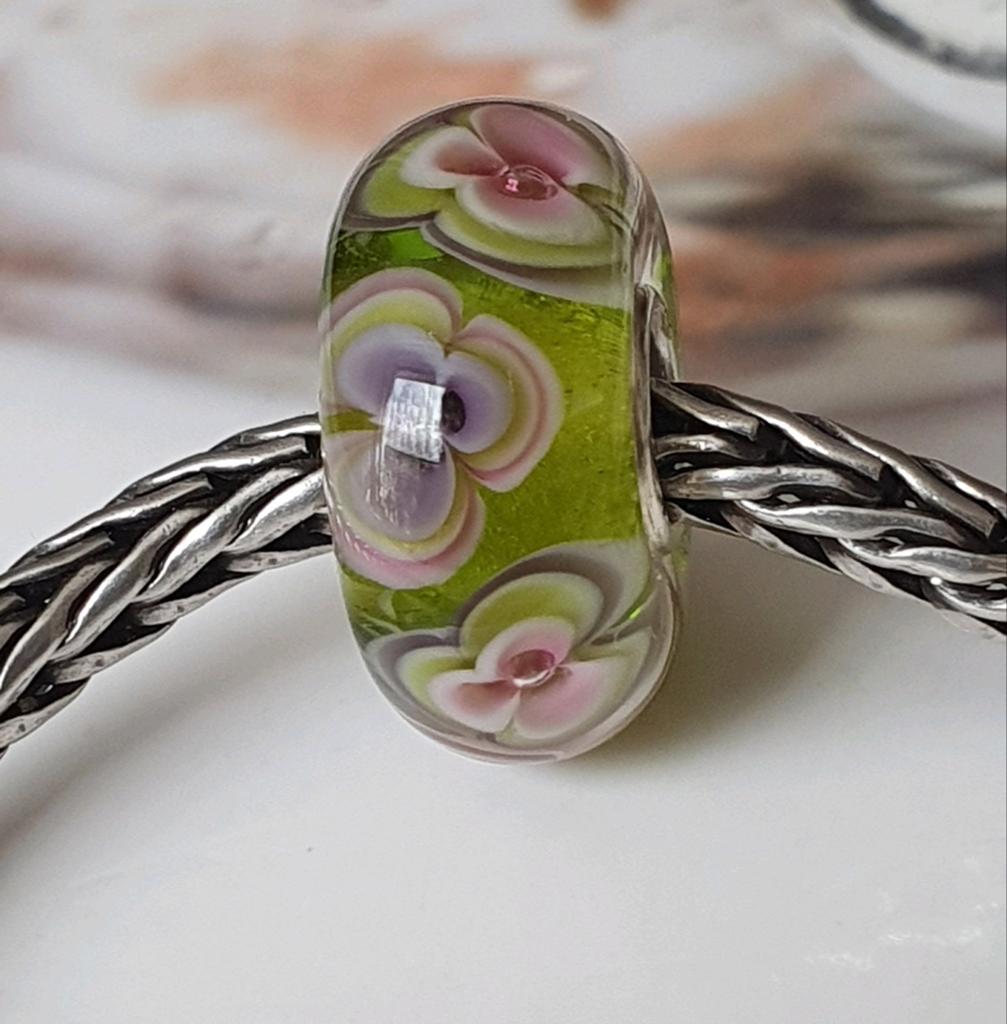 Leuk Bloemmetje van Ogerbeads.   Trollbeads & Pandora, Glas of Kristal, Nieuw, Ophalen of Verzenden, Trollbeads