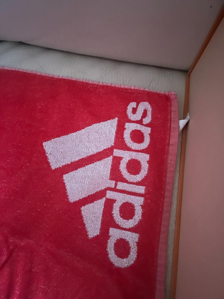 Adidas handdoek maat S zo goed als nieuw, Ophalen of Verzenden, Zo goed als nieuw