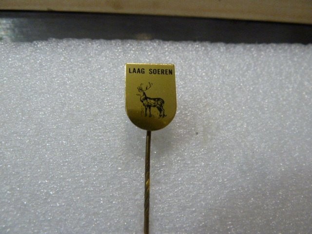 Vintage Speldje Laag Soeren met Hert, Ophalen of Verzenden, Gebruikt, Dier of Natuur, Speldje of Pin