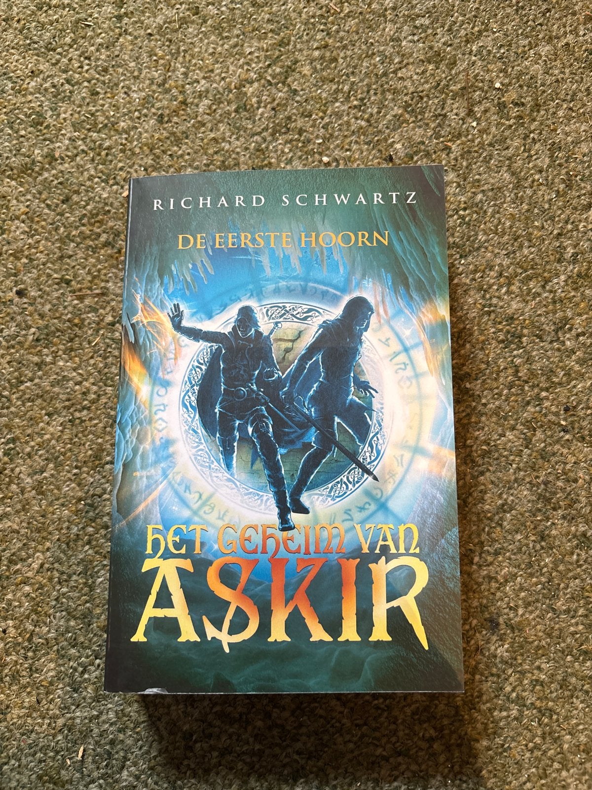 Het Geheim van Askir - De Eerste Hoorn - Richard Schwartz, Boeken, Ophalen of Verzenden, Zo goed als nieuw