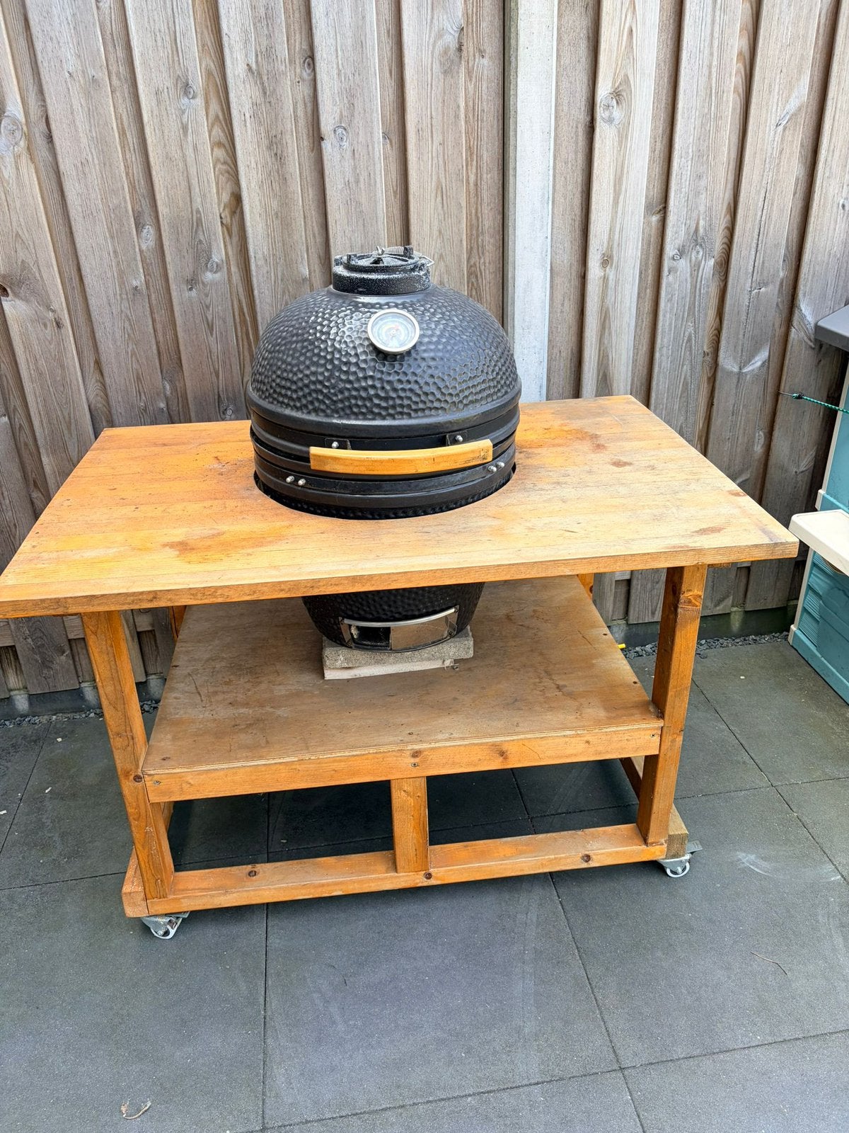 Own Grill met zelfgemaakt meubel., Tuin en Terras, Buitenkeukens, Ophalen, Gebruikt, Houtskool, Inbouw