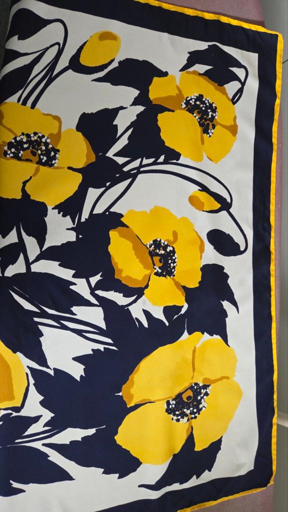 Vintage Sjaal met Gele Bloemen en Donkerblauwe Rand, Kleding | Dames, Mutsen, Sjaals en Handschoenen, Ophalen of Verzenden, Zo goed als nieuw