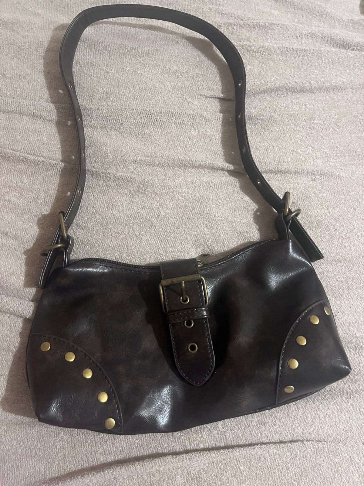 Y2k Donkerbruine schoudertas met gesp en studs, Ophalen of Verzenden, Gebruikt, Bruin, Schoudertasje