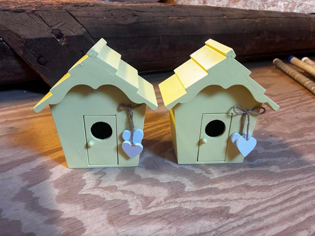 Twee gele vogelhuisjes met hartjesdecoratie, Ophalen of Verzenden, Zo goed als nieuw