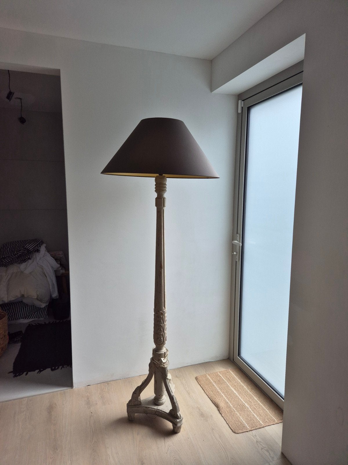 Antieke houten staande lamp met sierlijke details, Huis en Inrichting, Gebruikt, Klassiek, Antiek, Landelijk, 150 tot 200 cm, Hout