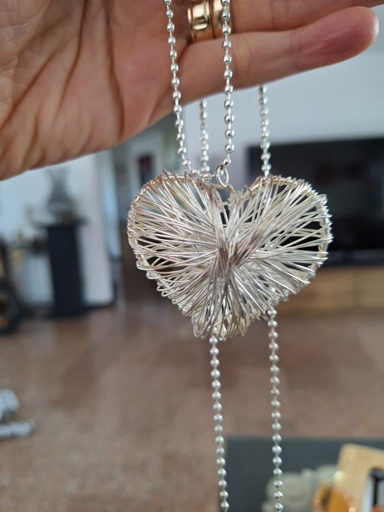 Zilverkleurige ketting met hartvormige hanger, Ophalen of Verzenden, Zo goed als nieuw, Zilver, Overige materialen