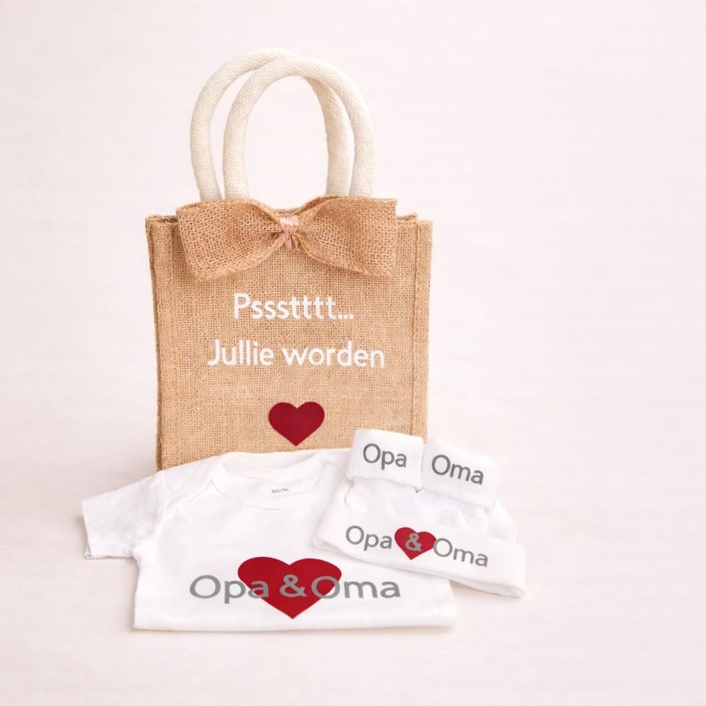 Kraamcadeau: Jute tas met romper, muts en sokjes 'Opa & Oma', Ophalen of Verzenden, Nieuw, Kraamcadeau