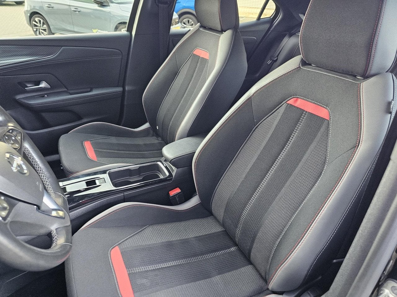 Foto 14 van Opel Mokka 1.2 Turbo GS Line Trekhaak afn. | Stoel en stuurw