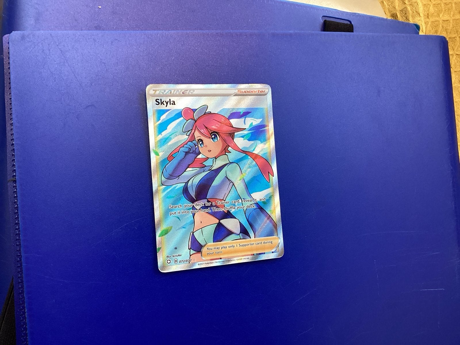 Pokémon Skyla Trainer Kaart (Foil) + Hoesje, Hobby en Vrije tijd, Ophalen of Verzenden, Zo goed als nieuw, Losse kaart, Foil