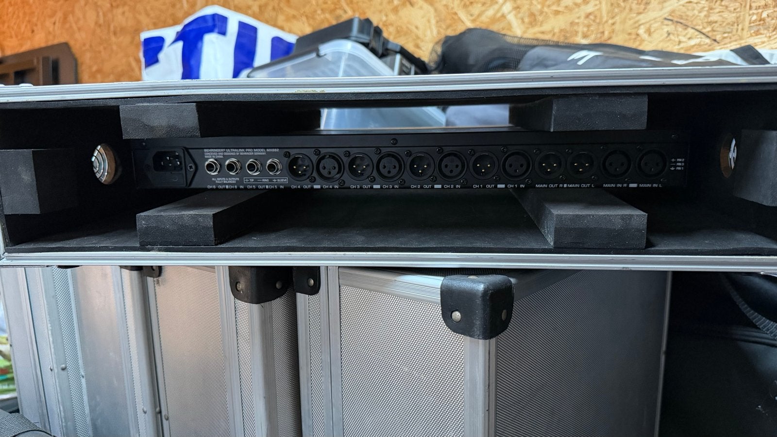 Behringer Ultralink Pro MX882 splitter/mixer in flightcase, Muziek en Instrumenten, Mengpanelen, Ophalen, Gebruikt, 5 tot 10 kanalen