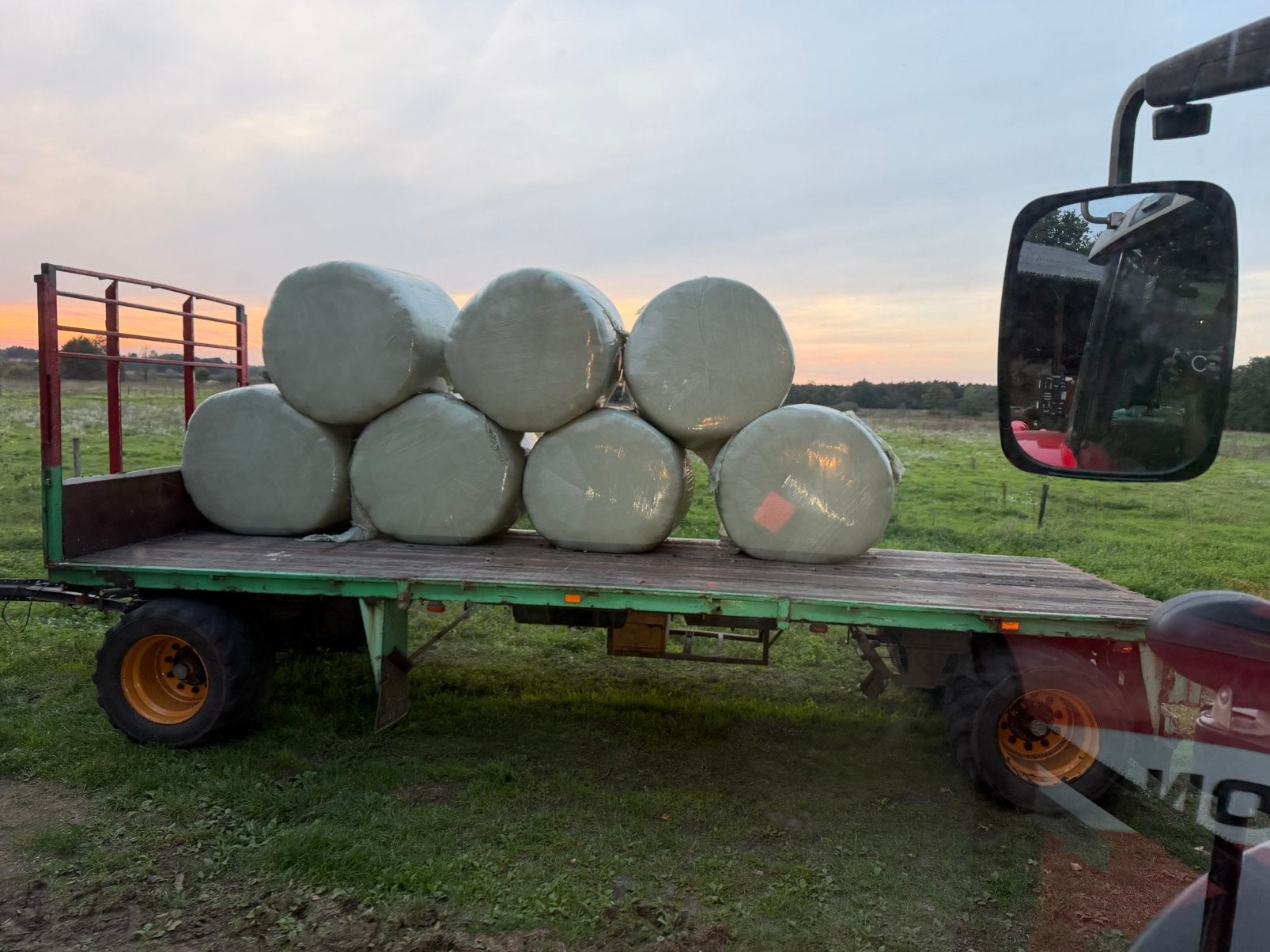 Ronde balen voordroog en kleine pakjes hooi te koop, Ophalen, Vee
