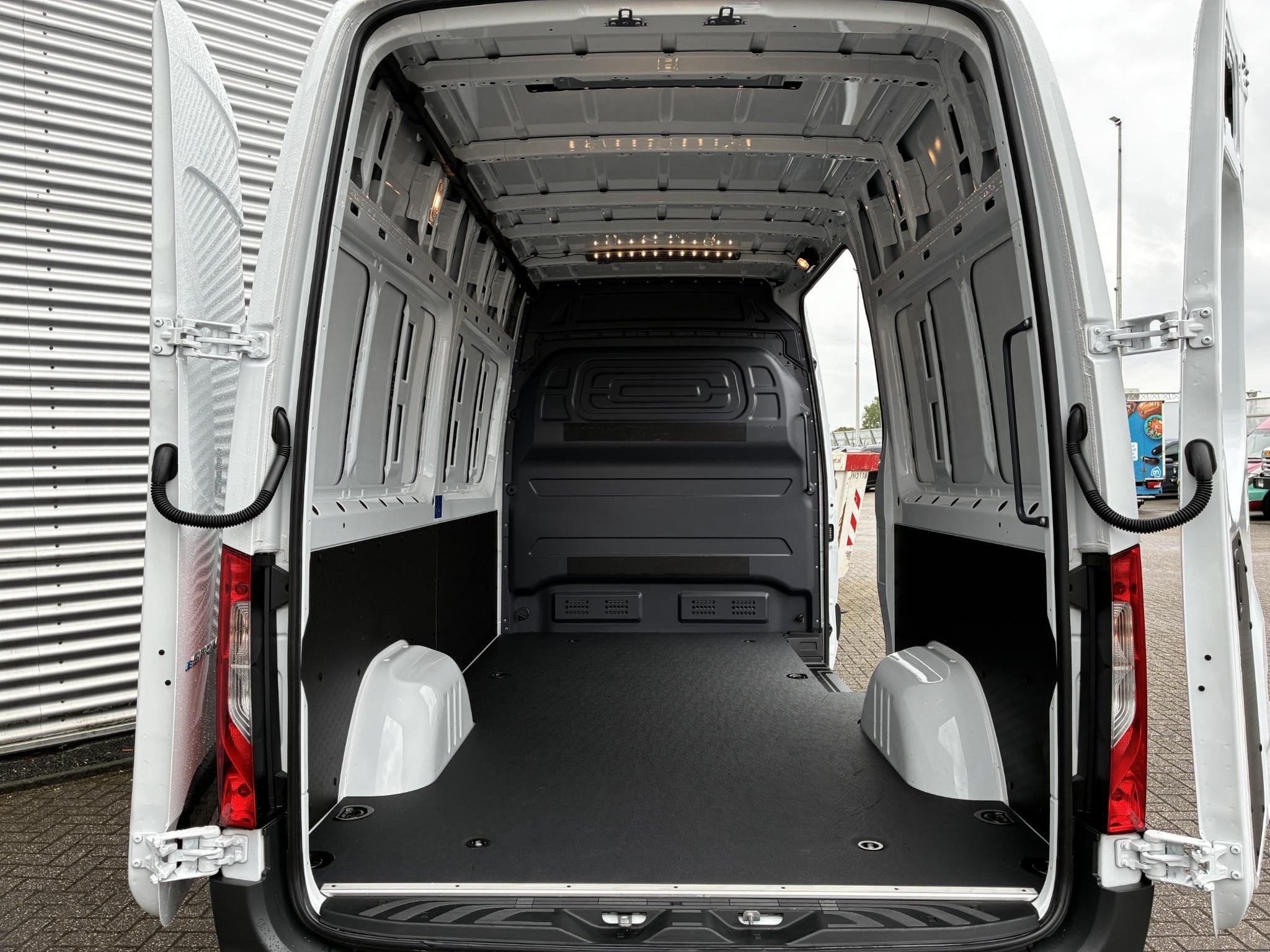 Mercedes-Benz eSprinter 320 L2 Pro-Edition 81kWh | 204pk | W, Auto's, Automaat, Gebruikt, Zwart, 2000 kg