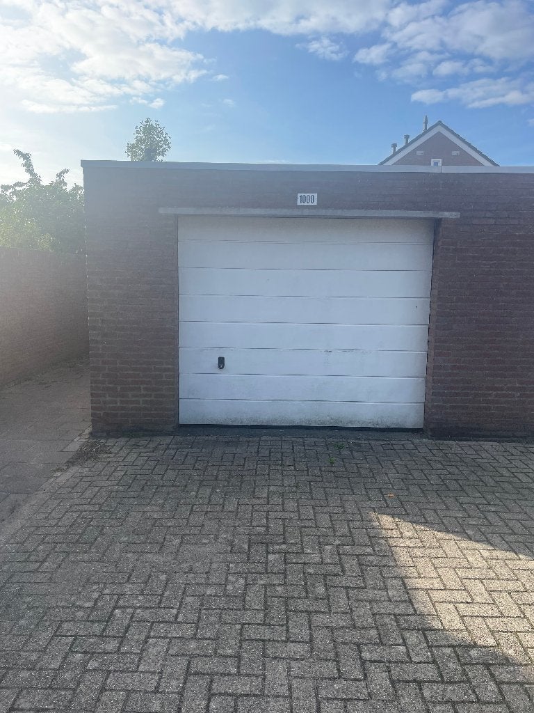 Te Huur: Zeer ruime, nette garagebox/opslagruimte (ca. 23m²)