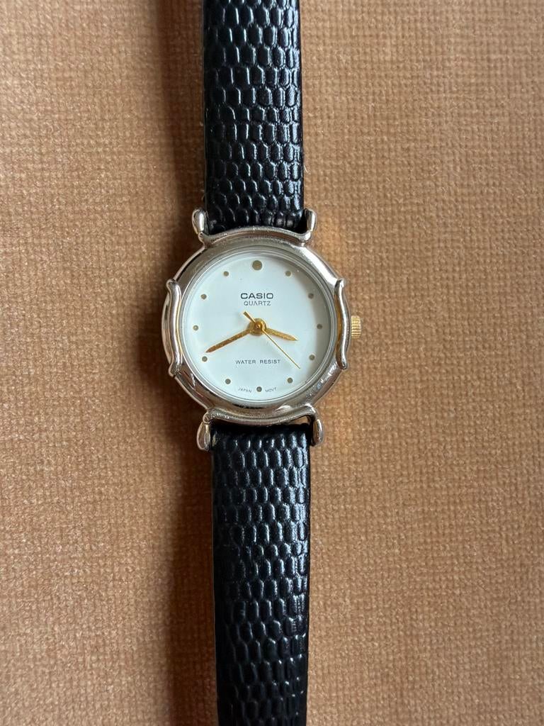Elegant Casio Quartz dameshorloge met leren bandje, Overige merken, Staal, Polshorloge, Ophalen of Verzenden