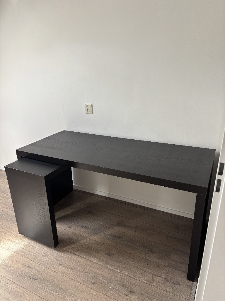 Zwartbruin Ikea Malm bureau met uittrekbaar blad, Huis en Inrichting, Bureaus, Ophalen, Gebruikt