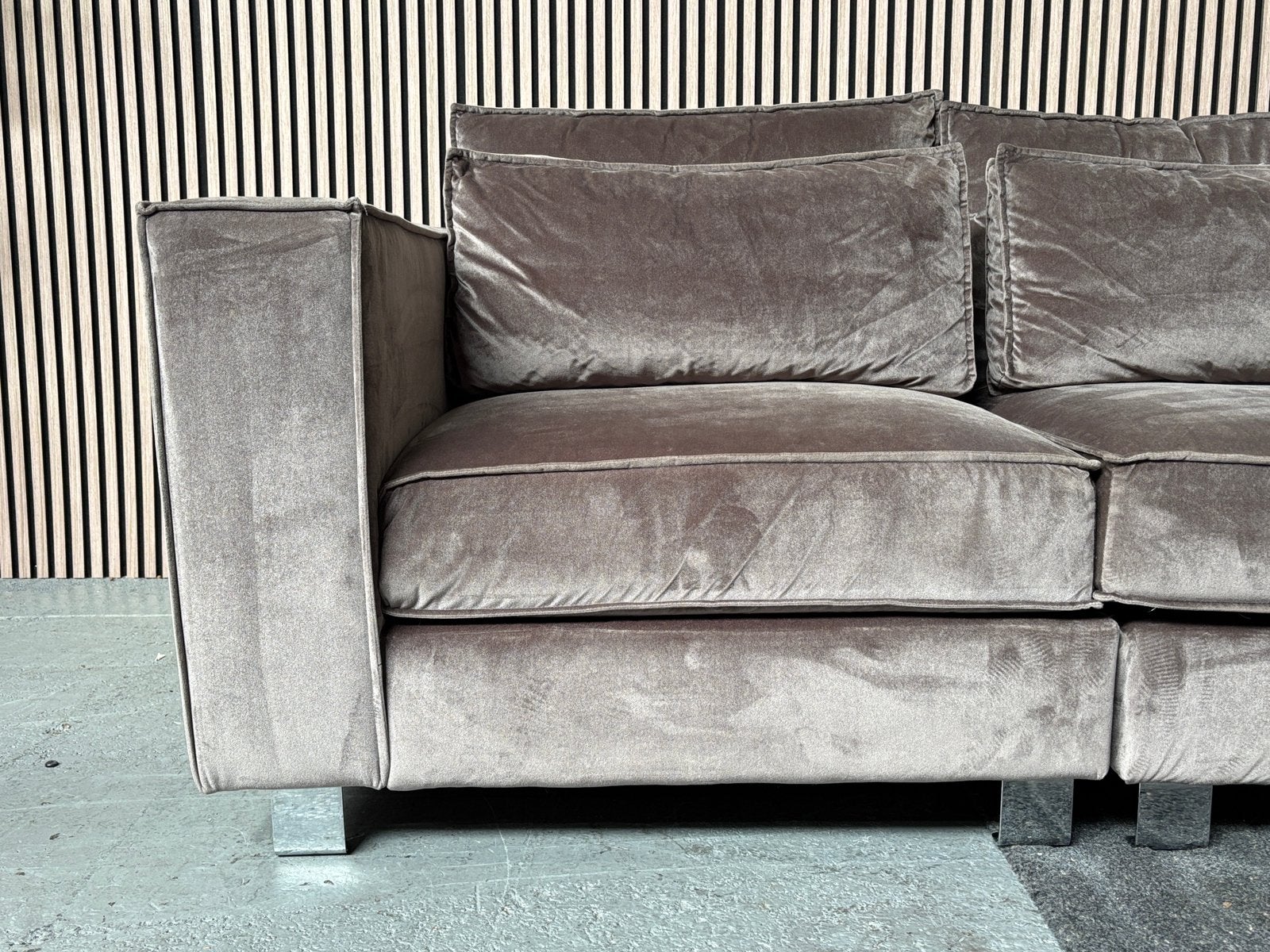 GRATIS LEVERING Hoekbank Velvet Taupe 375x230 GEREINIGD, Huis en Inrichting, Banken | Bankstellen, Hoekbank, 300 cm of meer, Ophalen of Verzenden