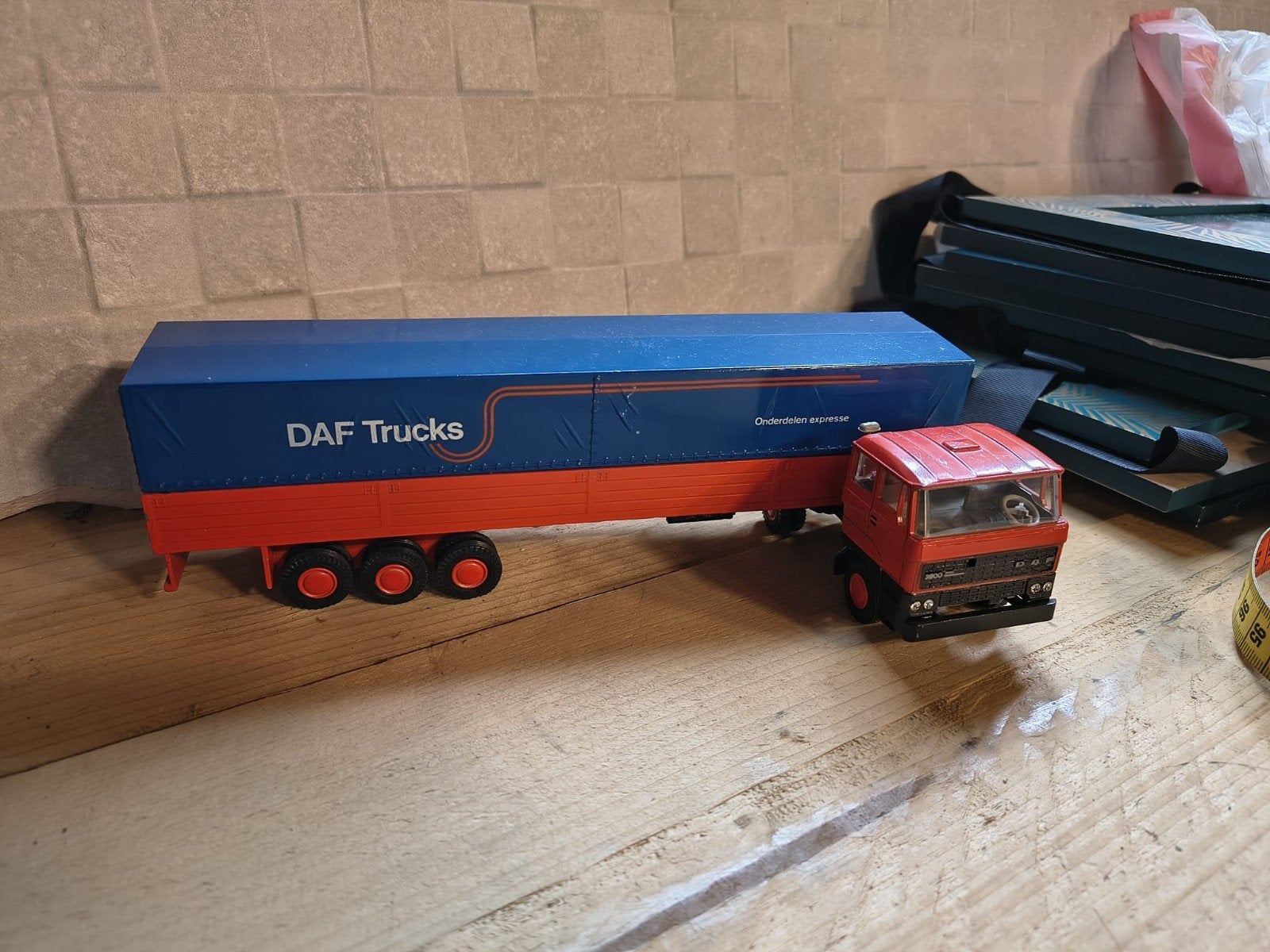 DAF Trucks modelvrachtwagen met oplegger, Overige merken, 1:32 tot 1:50, Ophalen of Verzenden, Zo goed als nieuw