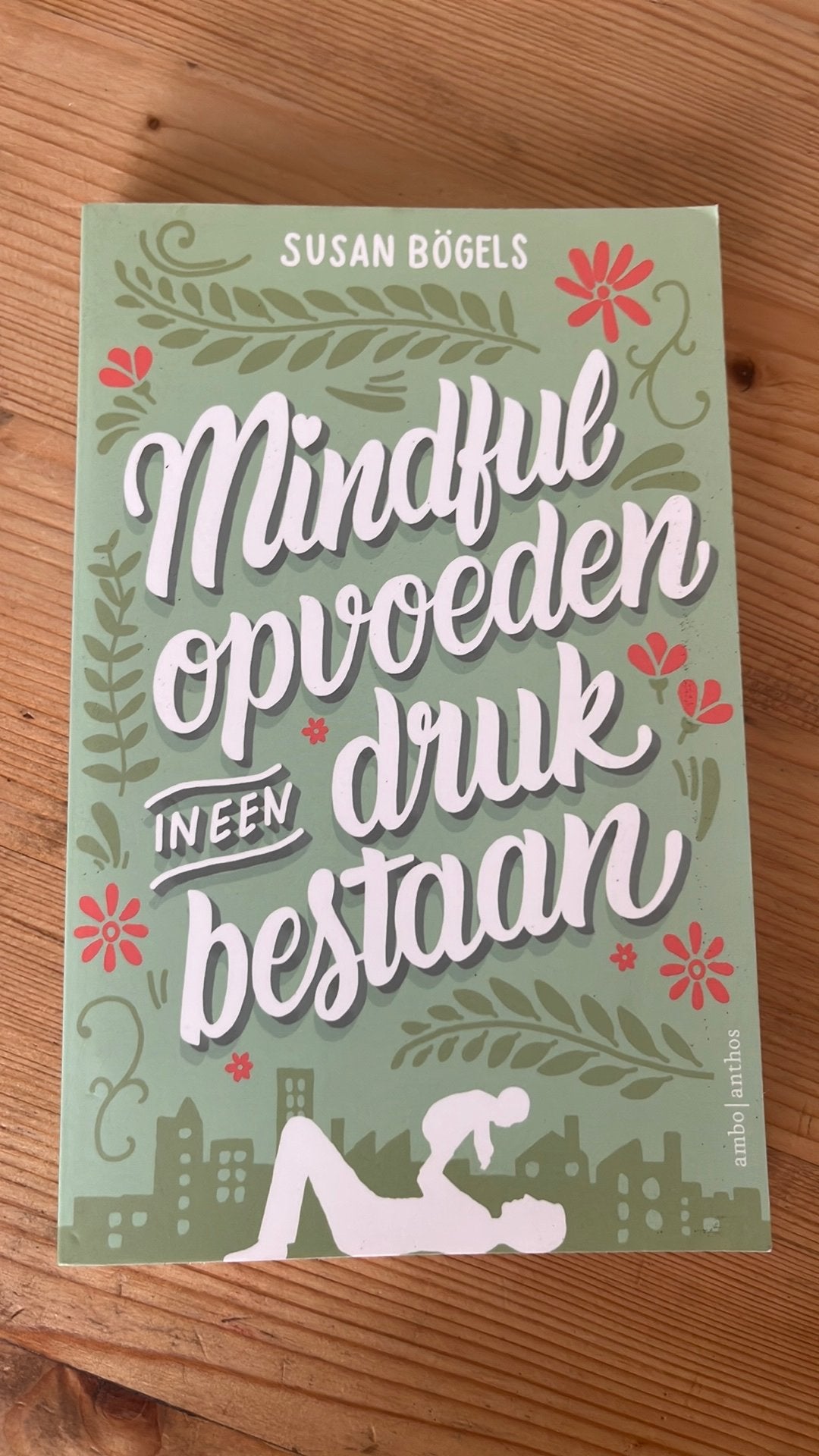 Susan Bögels - Mindful opvoeden in een druk bestaan, Susan Bögels, Zwangerschap en Bevalling, Ophalen of Verzenden, Zo goed als nieuw