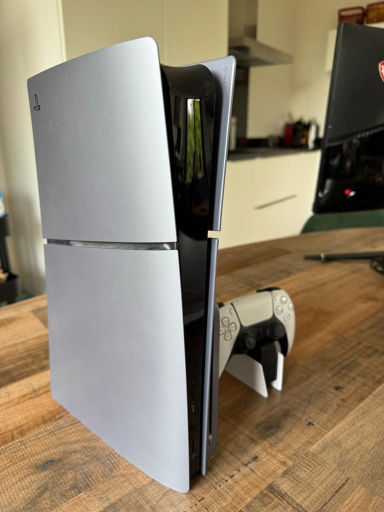 PS5 Slim Disc Edition + controller, houder & 2 games, Spelcomputers en Games, Games | Sony PlayStation 5, Ophalen, Vanaf 18 jaar