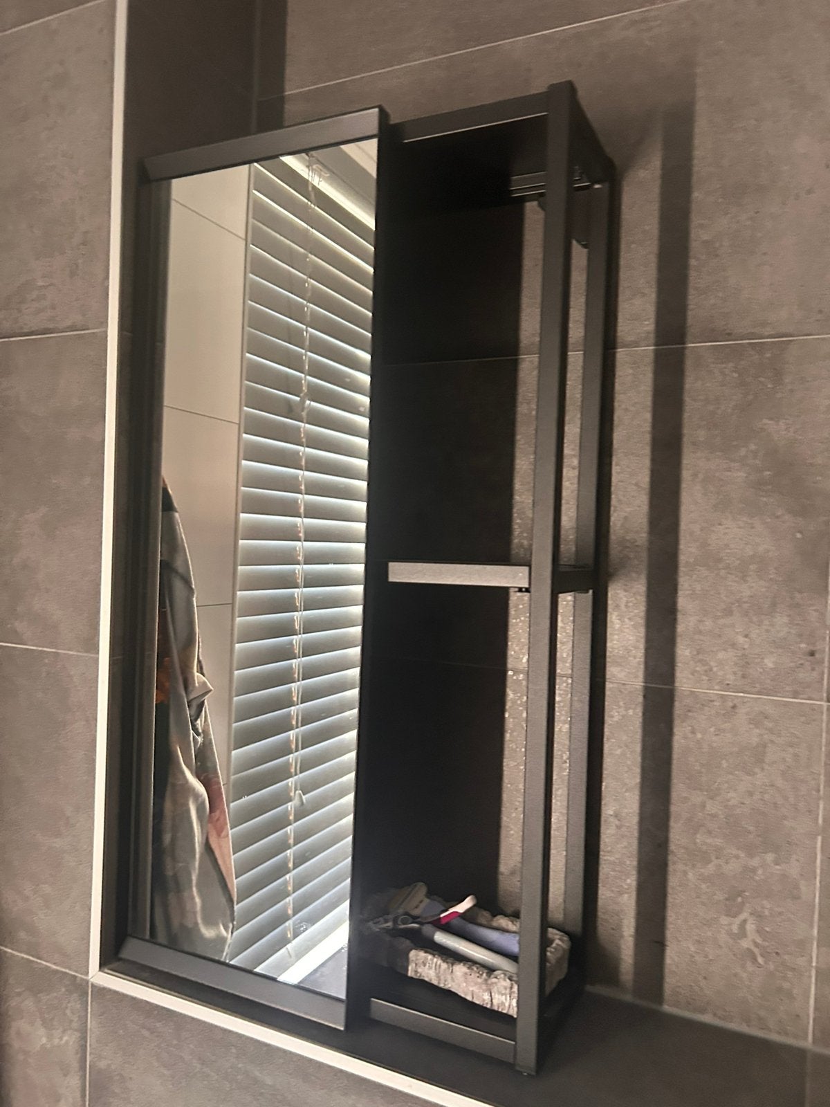 Badkamer kast met spiegel Ikea ‘Enhet’, Huis en Inrichting, Badkamer | Badkamermeubels, Ophalen, (Half)hoge kast, Minder dan 50 cm