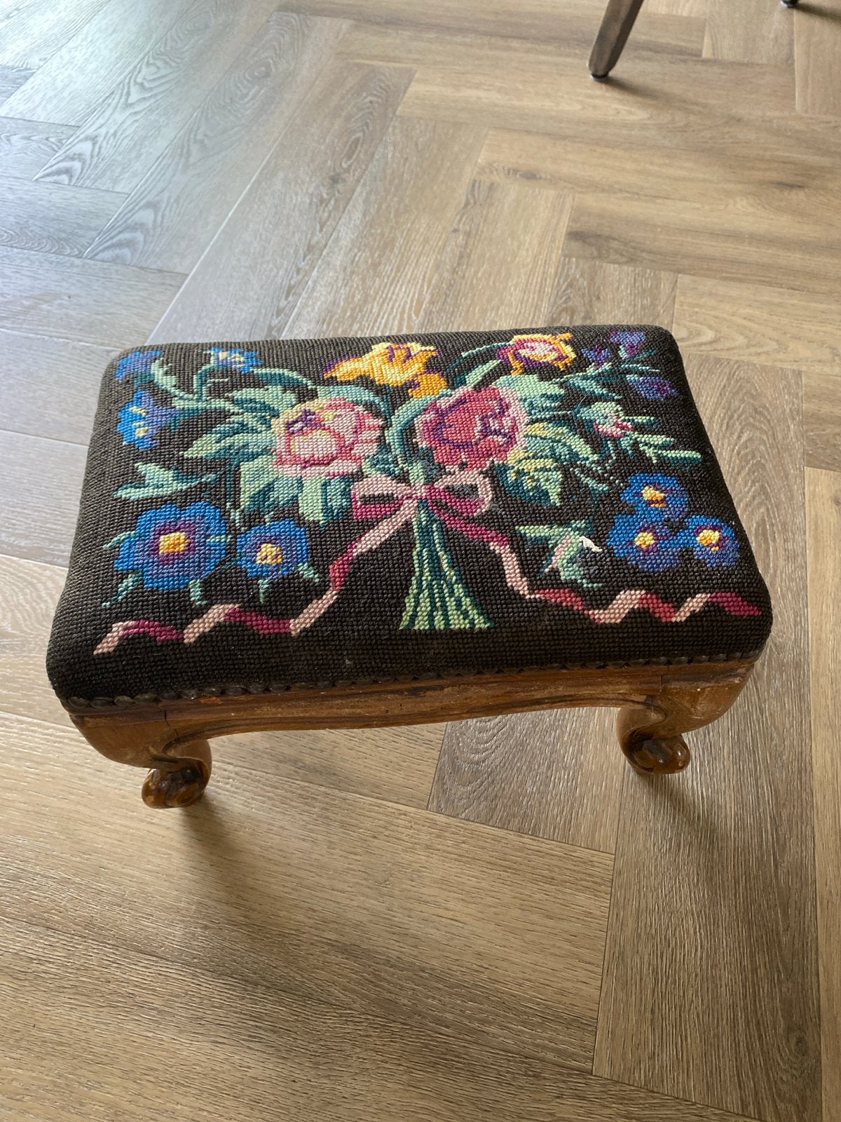 Antiek geborduurd krukje met bloemenpatroon, Antiek en Kunst, Antiek | Woonaccessoires, Ophalen of Verzenden