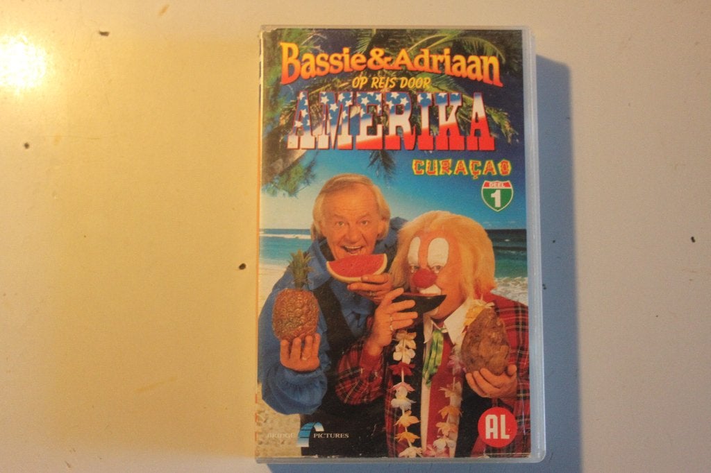 800p - vhs - bassie & adriaan op reis door america curacao d, Alle leeftijden, Ophalen of Verzenden, Gebruikt, Komedie