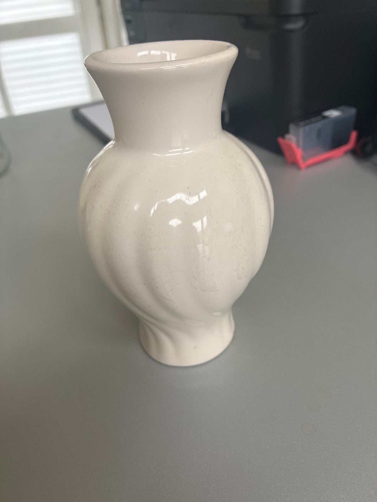 Crèmekleurige vaas met reliëf en lichte beschadiging, Ophalen of Verzenden