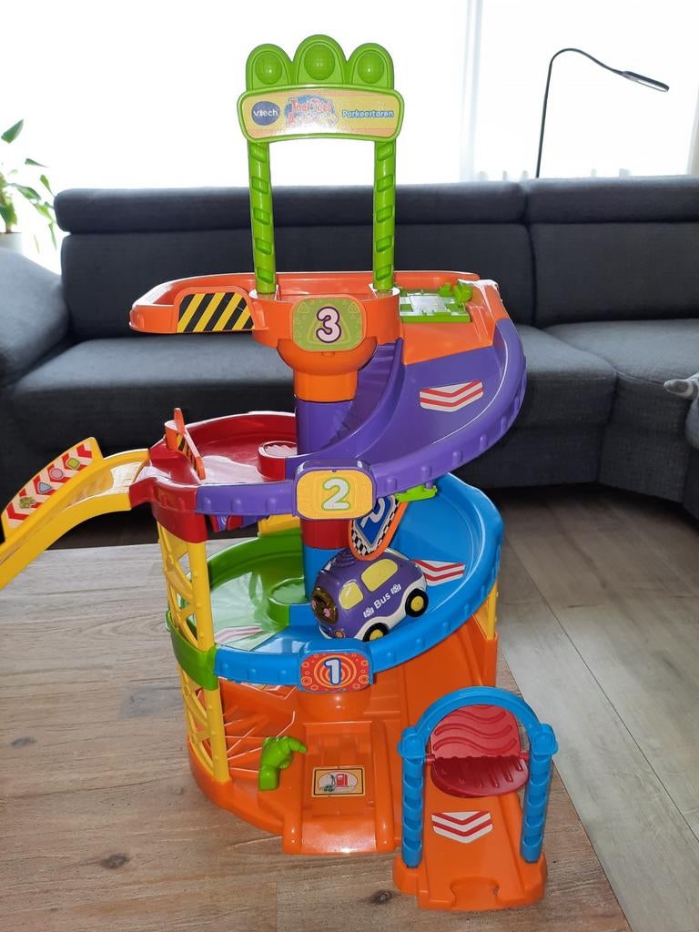 Toet Toet auto garage, 3 etages, met Benny Bus, glijbaan, Ophalen, Gebruikt, 2 tot 4 jaar