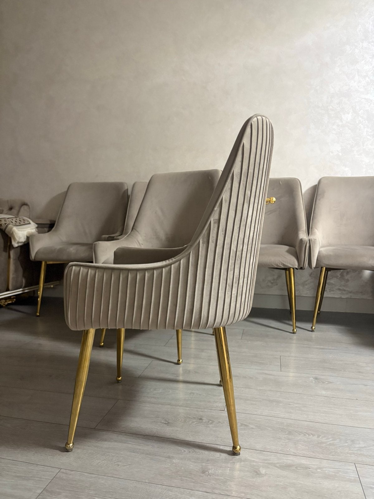 Set van 6 beige fluwelen eetkamerstoelen met gouden poten, Overige kleuren, Ophalen of Verzenden, Zo goed als nieuw, Vier