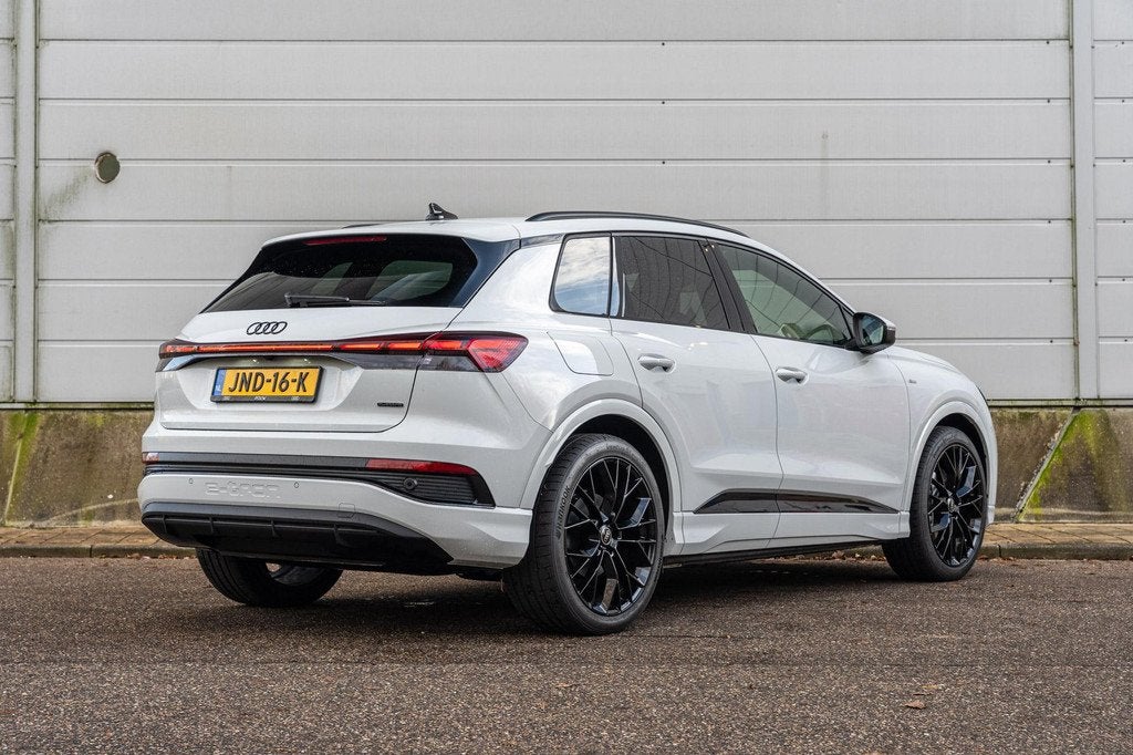 Audi Q4 e-tron 45 286pk quattro S Edition Competition 82 kWh, Auto's, Audi, Automatische klimaatregeling, Zwart, 82 kWh, Wit