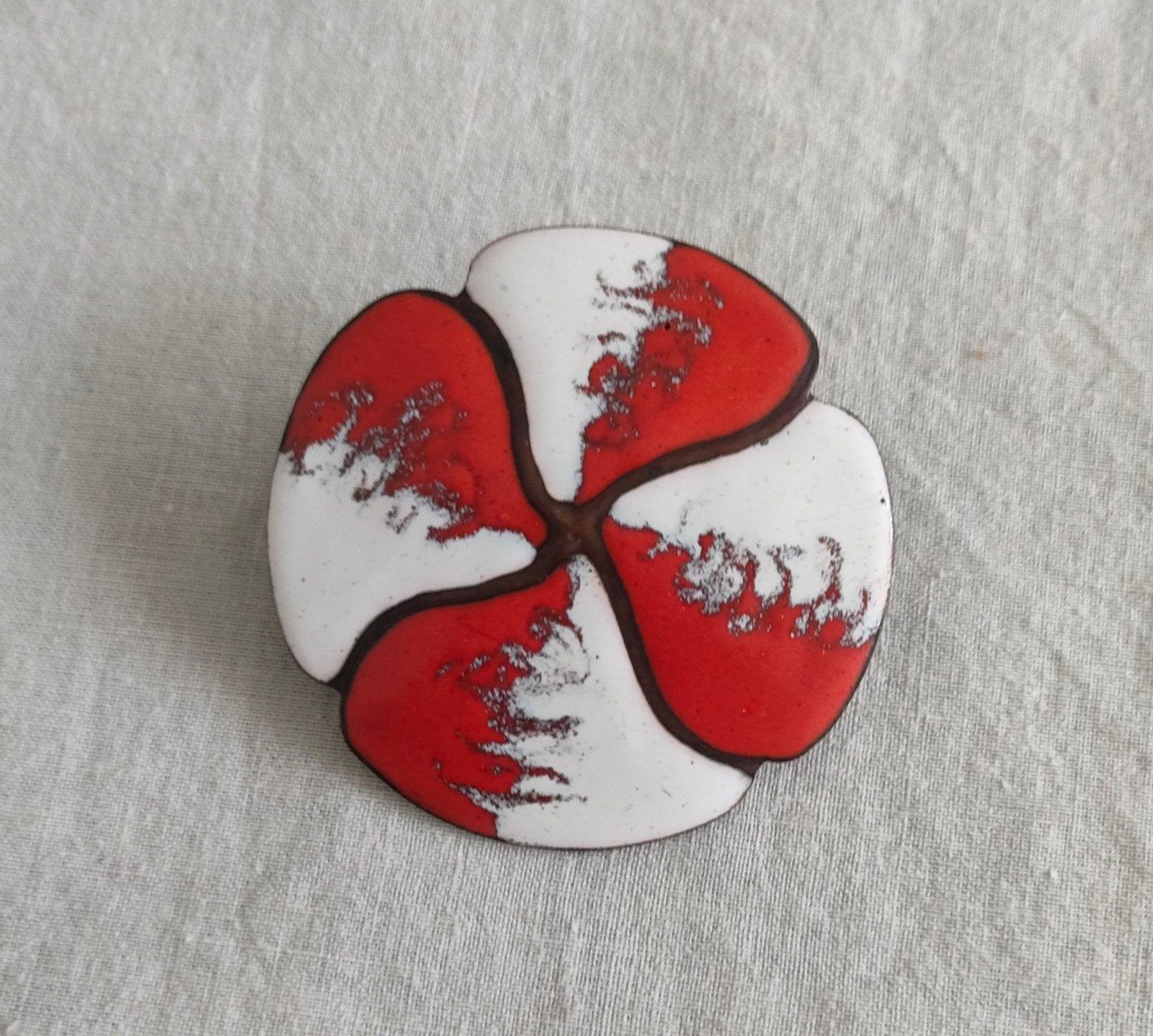 Vintage jaren '60 koperen wit/roodachtige broche, Sieraden, Tassen en Uiterlijk, Broches, Ophalen of Verzenden, Gebruikt, Wit