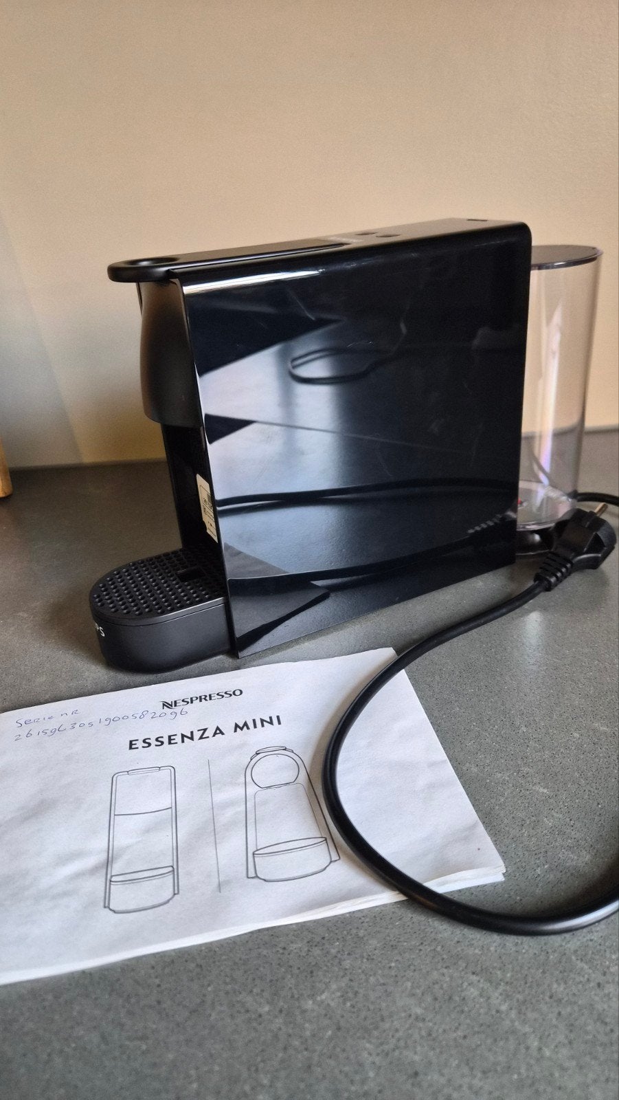 Foto 3 van Nespresso Essenza Mini met diverse koffiecapsules