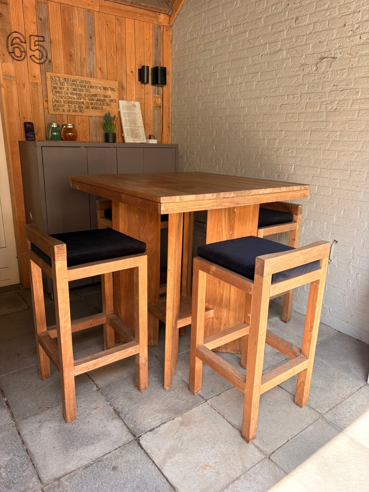 Massief houten tafel met 4 krukken 1mtr bij 1mtr., Huis en Inrichting, Barren, Ophalen, Zo goed als nieuw