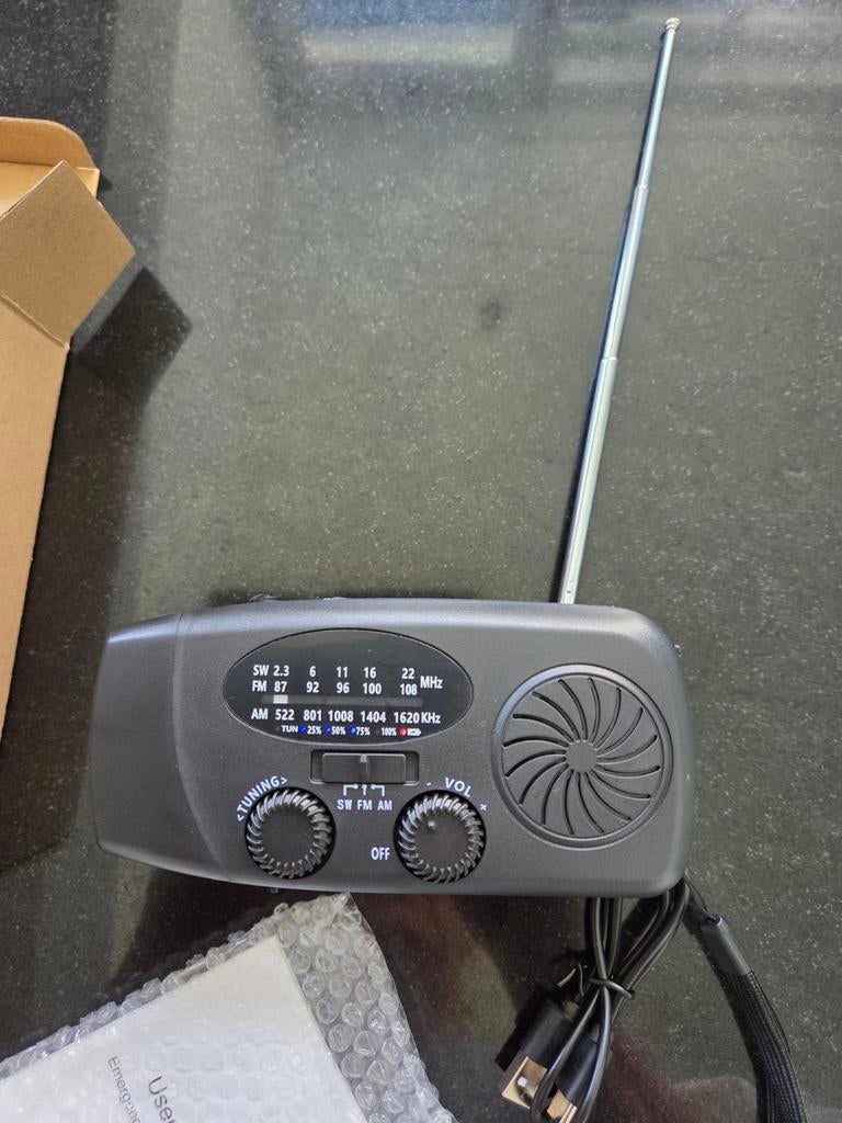 Noodradio met zaklamp, powerbank en zonne-energie/zwengel, Ophalen of Verzenden, Nieuw, Radio