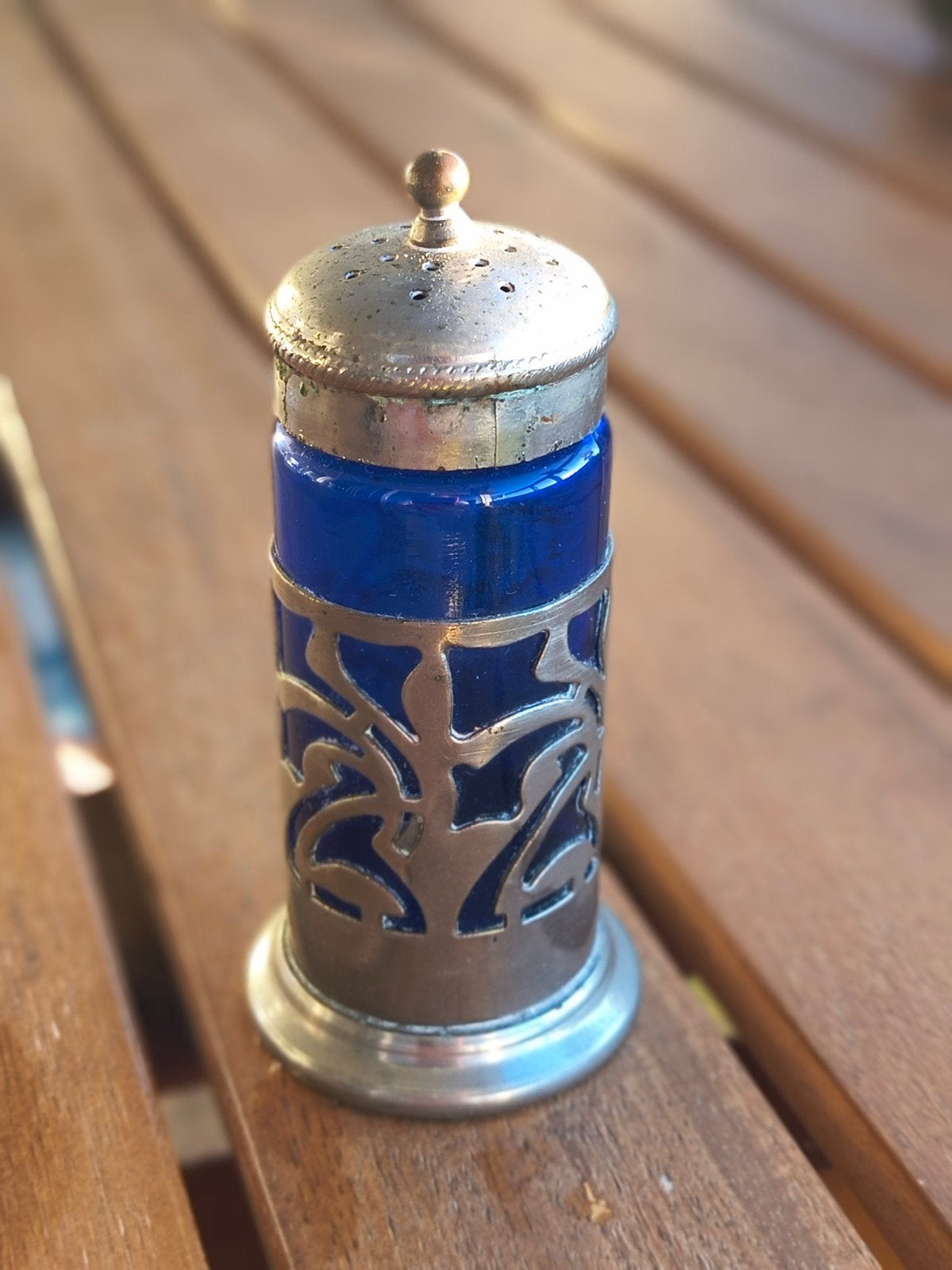 Vintage zoutstrooier met blauw glas en metalen houder, Ophalen of Verzenden