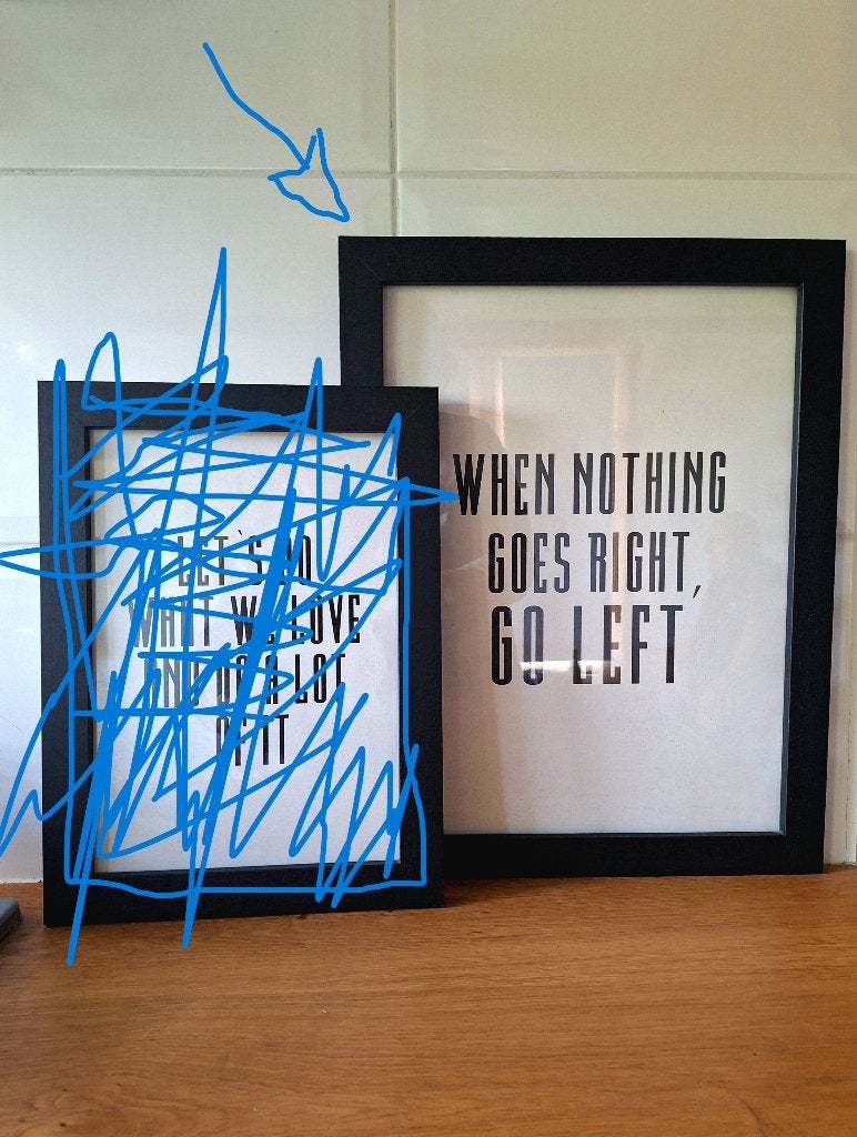 Typografische poster in zwarte lijst, Huis en Inrichting, Ophalen, Posterlijst, 35 cm, Zwart