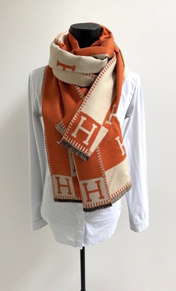 NIEUW! Letterpatroon H cashmere mix sjaal oranje / beige, Kleding | Dames, Maat 38/40 (M), Verzenden, Nieuw, Onbekend