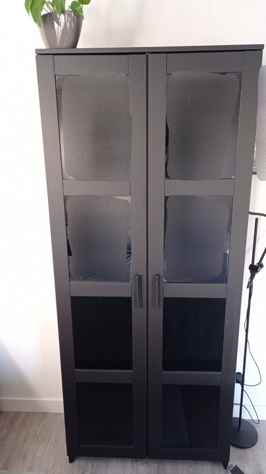Vitrinekast Brimnes IKEA zwart, Ophalen, 25 tot 50 cm, 50 tot 100 cm, 150 tot 200 cm