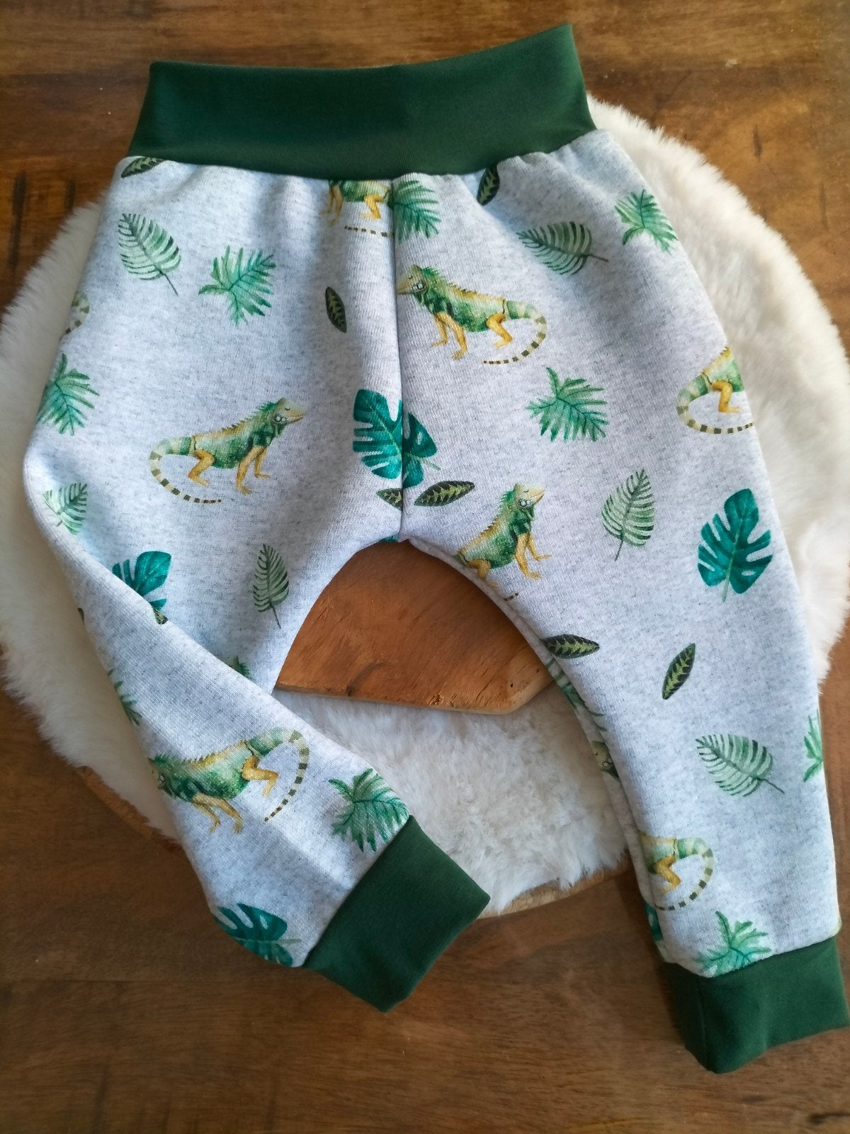 Nieuw handgemaakt • joggingbroekje 74 - Leguaan, Broekje, Nieuw, Ophalen of Verzenden, Saluty's kinder- en kraamcadeaus