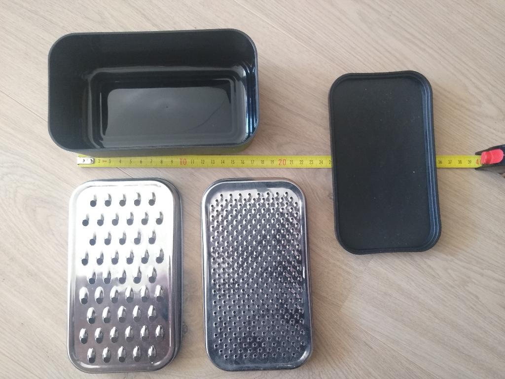 Rasp/groentesnijder/slicer met opvangbak 18 x 10 x 7 cm, Ophalen of Verzenden, Zo goed als nieuw, Zwart, Metaal