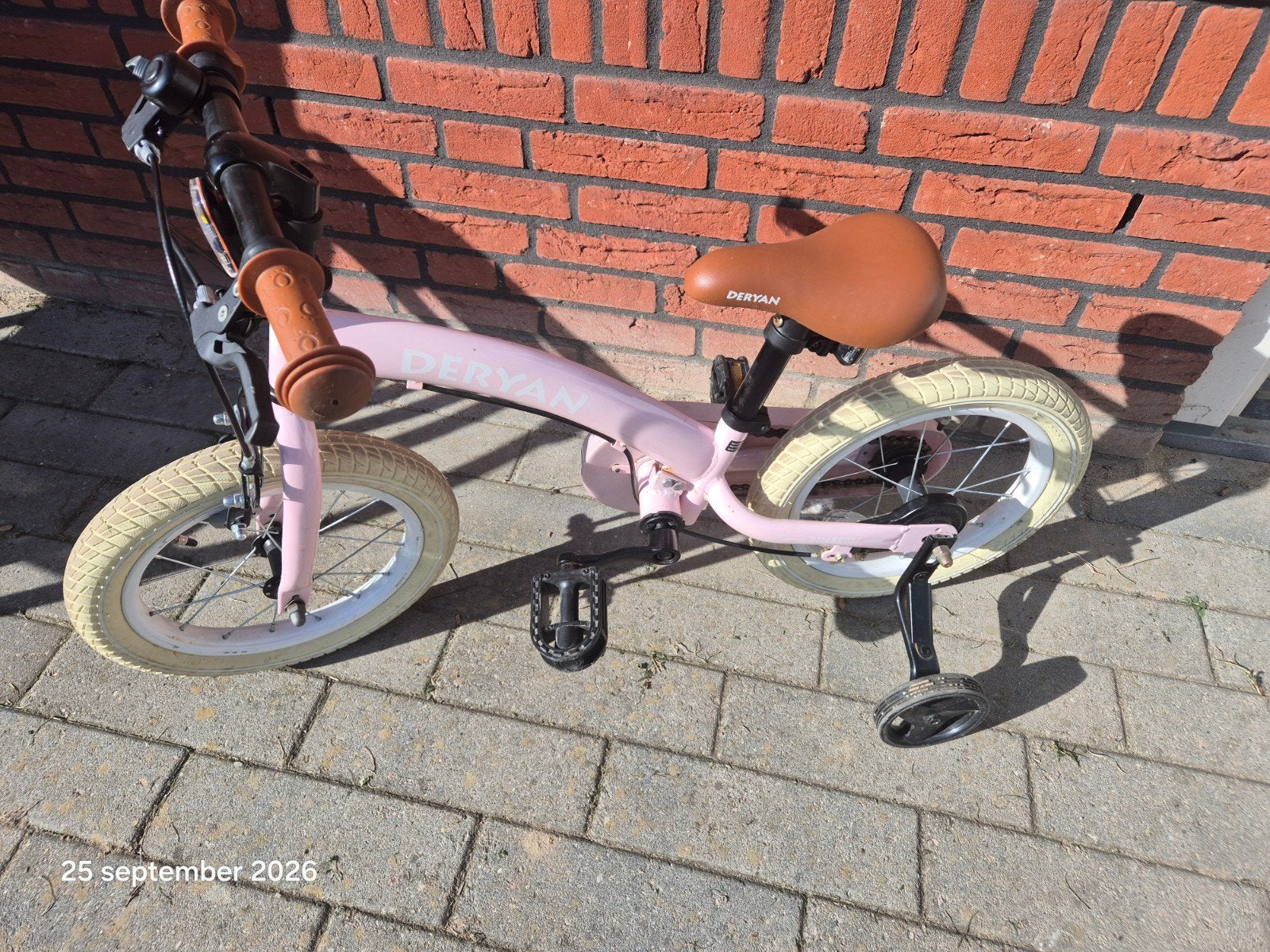 t.e.a.b. Roze Deryan kinderfiets met zijwieltjes