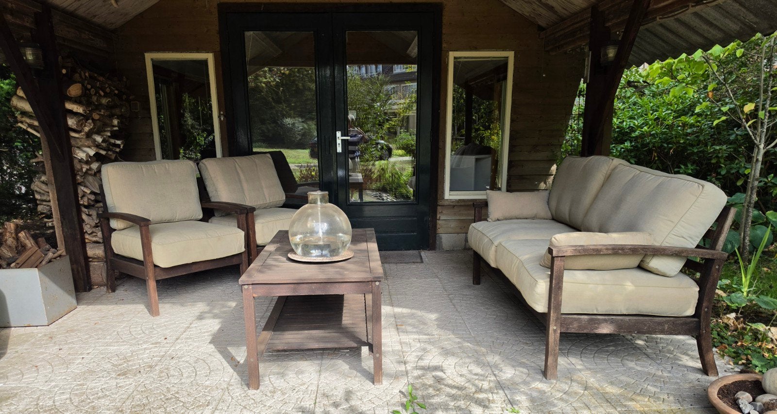 Houten loungeset met 2 stoelen, bank en salontafel