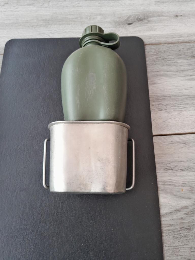 Militaire veldfles met beker en hoes, Verzamelen, Militaria | Algemeen, Ophalen of Verzenden