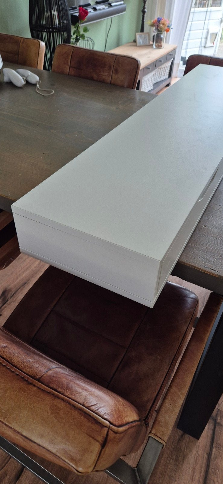 Ikea muurplanken met ophangbeugels, Ophalen, Zo goed als nieuw