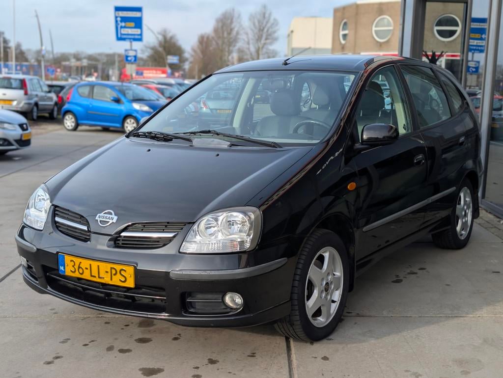 Nissan Almera Tino 1.8 Luxury - Leer - Cruise - 1e EIGENAAR, Auto's, Nissan, 1345 kg, Zwart, 4 cilinders, 700 kg