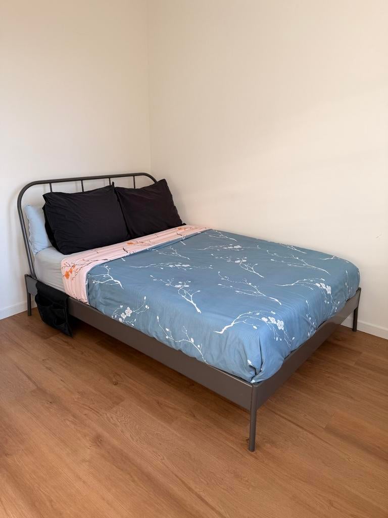 Grijs Ikea Bed 140x200 met matras en lattenbodem, Huis en Inrichting, Slaapkamer | Bedden, Ophalen, 140 cm, Zo goed als nieuw