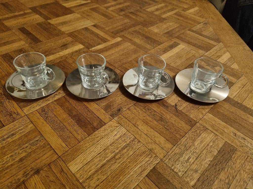 Nespresso espresso kopjes met rvs schotel View 4 st, Huis en Inrichting, Ophalen, Nieuw, Glas, Overige stijlen